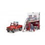 Bruder 62701 Pompieri Caserma con Land Rover Defender e Pompiere 3a+